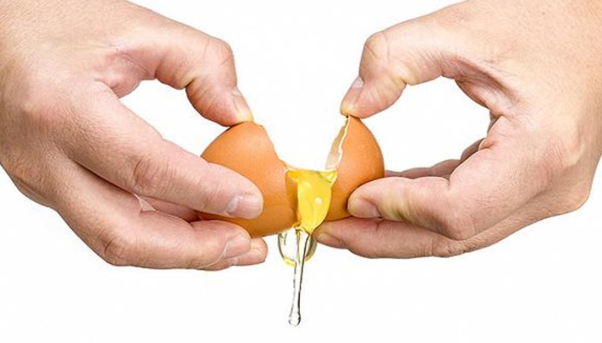 Зачем пьют яйцо. Открытые яйца. Открытое сырое яйцо. Яйца открывающиеся. Яичный белок.